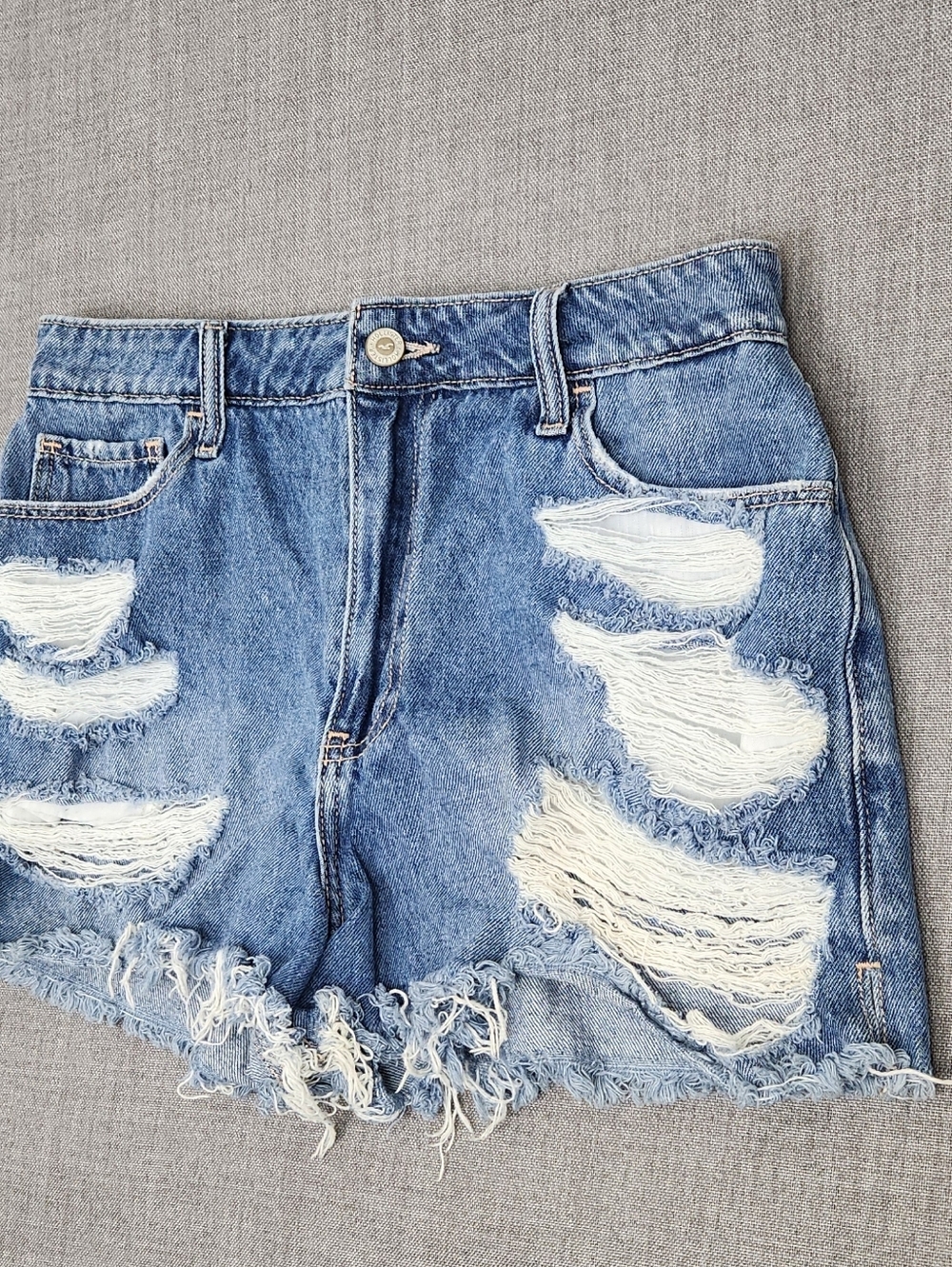 Hollister Ultra High-Rise Vintage Relaxed Mom Distressed Style Short. 100%Cotton - Picture 2 of 8